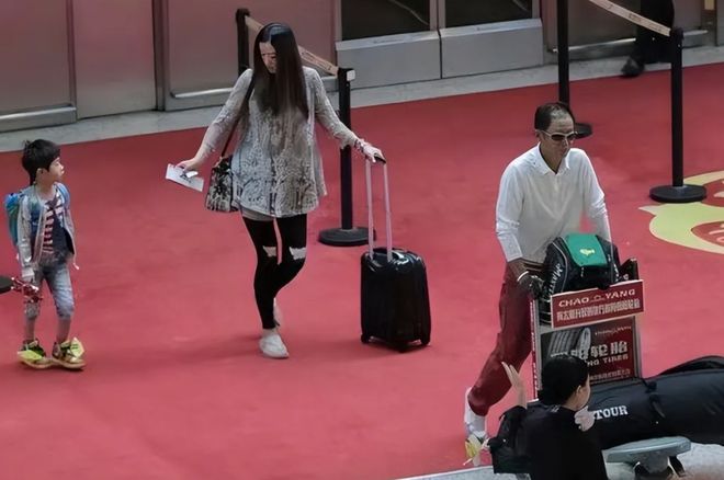 8岁穿骚红裤潮得离谱连名模妻子也黯然失色bsport体育入口王志文越老越放飞！5(图1)