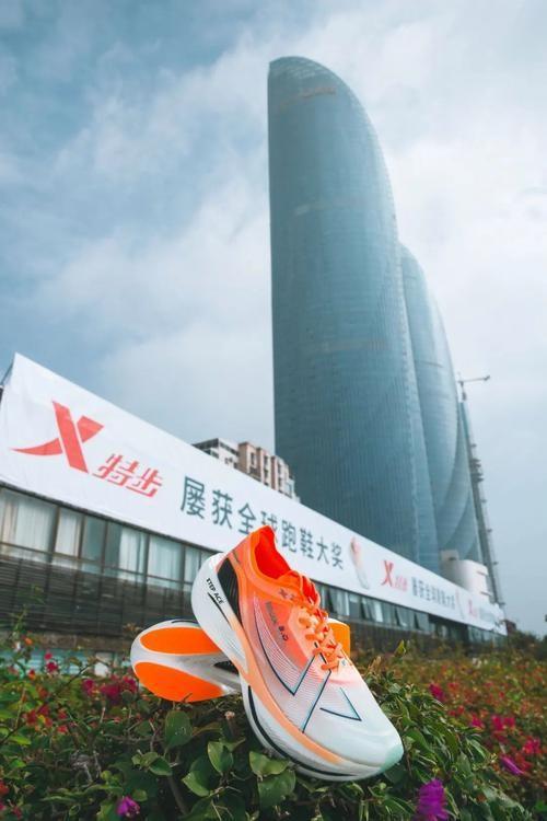落光脚跑完全程泪洒赛场特步回应引争议必一运动登陆入口崩溃！全马途中鞋底脱(图4)