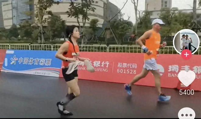 落光脚跑完全程泪洒赛场特步回应引争议必一运动登陆入口崩溃！全马途中鞋底脱(图16)