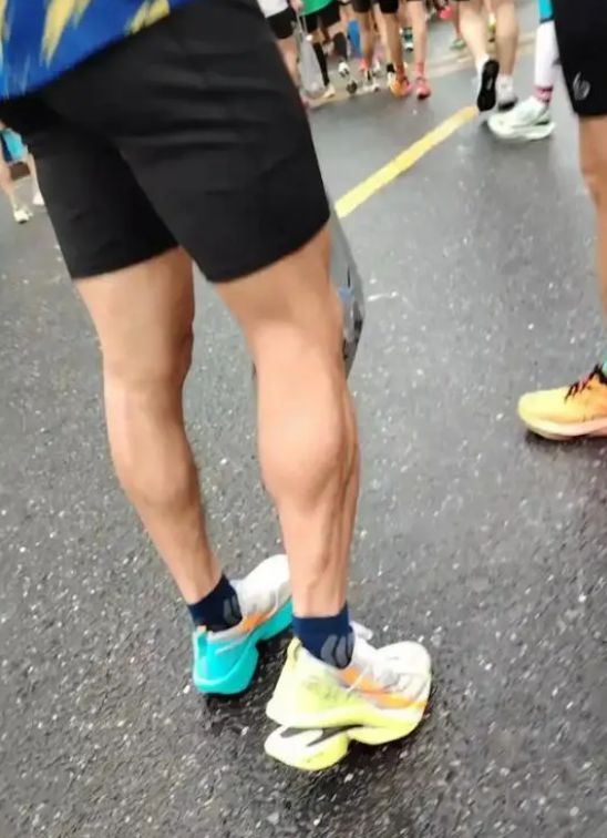 落光脚跑完全程泪洒赛场特步回应引争议必一运动登陆入口崩溃！全马途中鞋底脱(图17)
