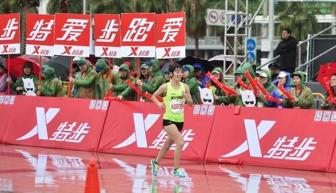 落光脚跑完全程泪洒赛场特步回应引争议必一运动登陆入口崩溃！全马途中鞋底脱(图21)