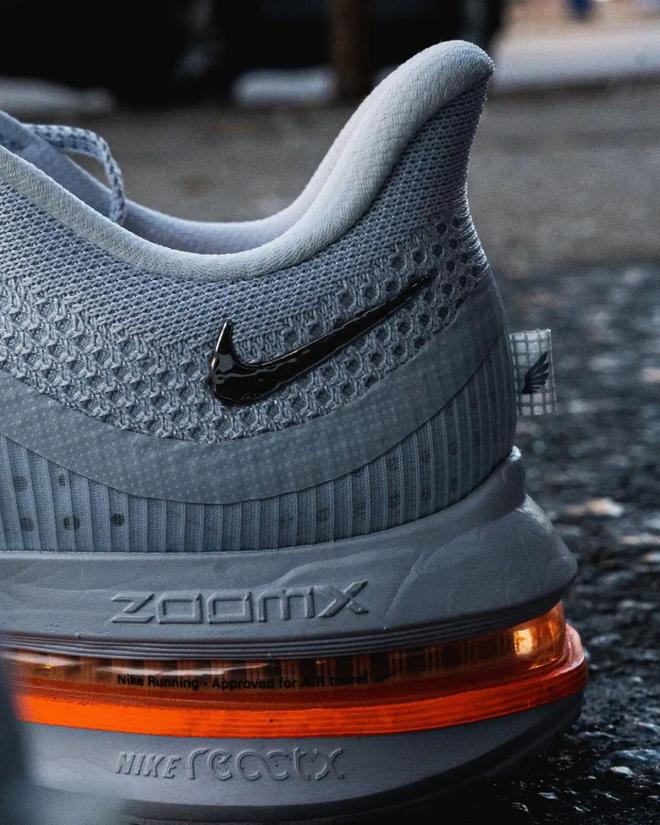 这双Nike跑鞋把能给的都给足了bsport体育入口配置诱人！(图1)