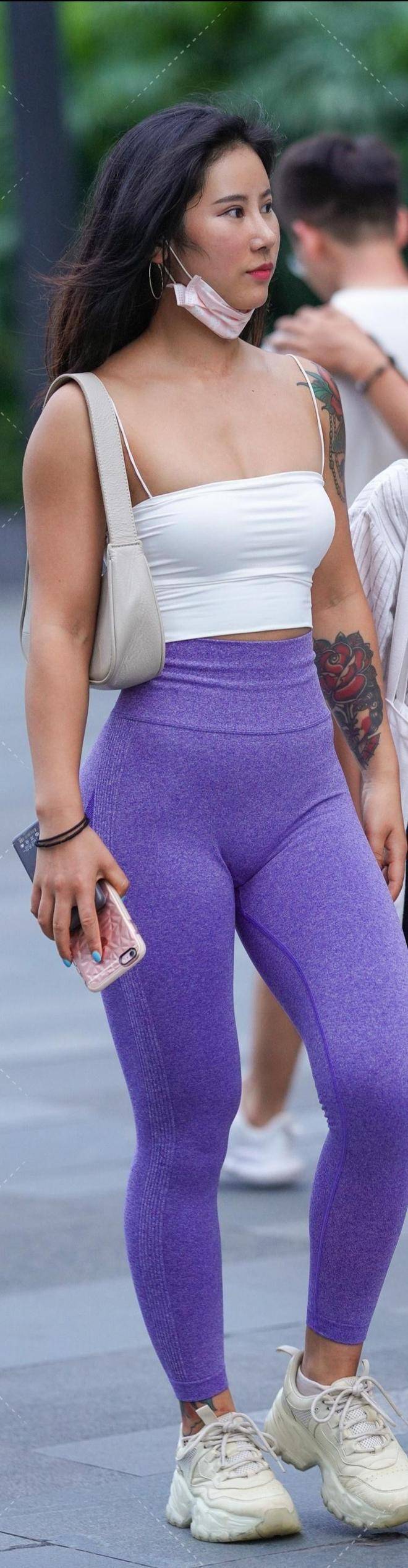 吊带运动风穿搭玩转街头个性吸睛尽显活力bsport体育入口紫色瑜伽裤搭白色(图3)