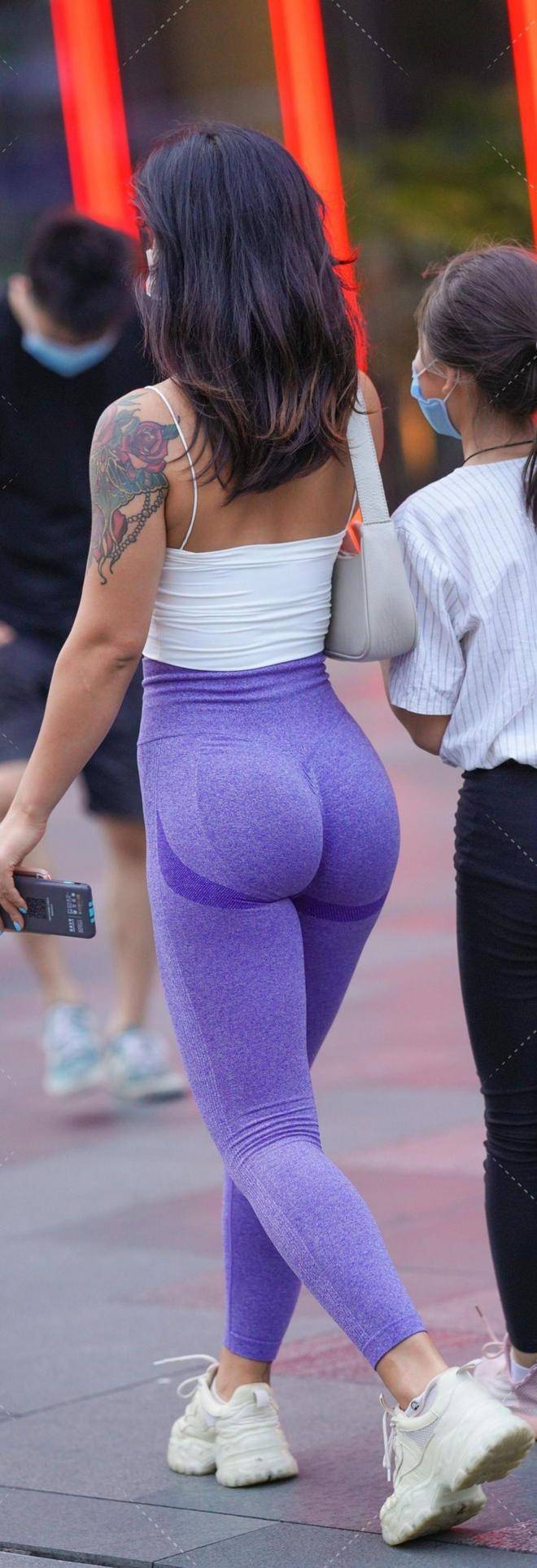 吊带运动风穿搭玩转街头个性吸睛尽显活力bsport体育入口紫色瑜伽裤搭白色(图4)
